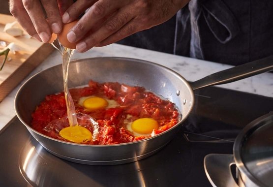 Koken  met roestvrijstalen pannen met antiaanbaklaag