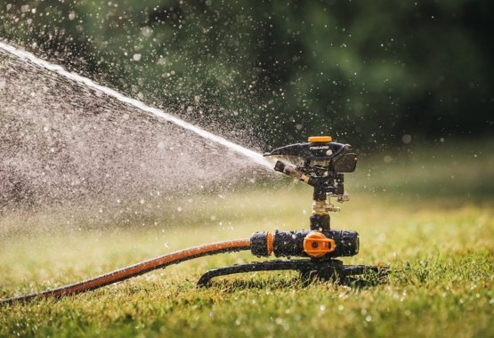 Helm Afrekenen Leggen Op zoek naar een sproeier? Bekijk het aanbod tuinsproeiers | Fiskars