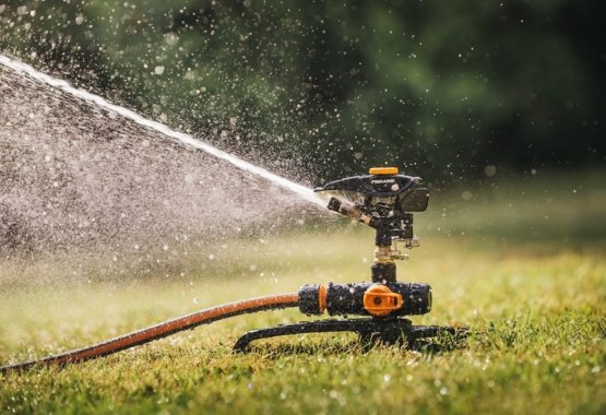 Op zoek naar een sproeier? Bekijk het tuinsproeiers Fiskars